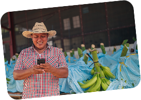 hombre con celular en mano